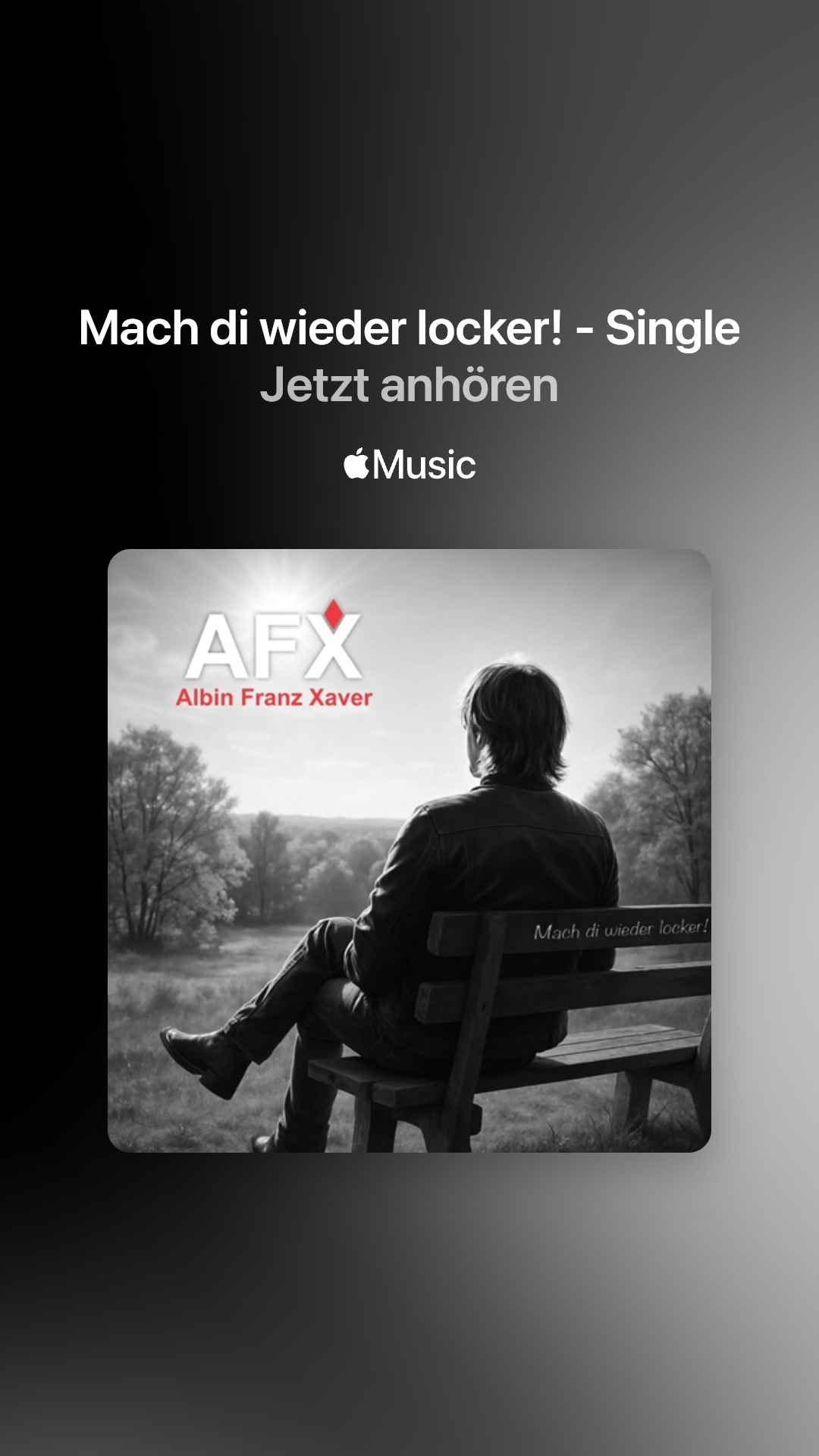 Mann mit Lederjacke sitzt entspannt auf einer Bank in einer Landschaft, Blick in den Himmel, Schwarz-Weiß-Foto.